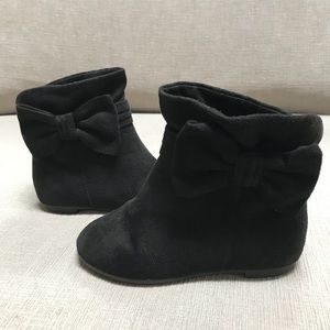 Girls faux suede booties in black
